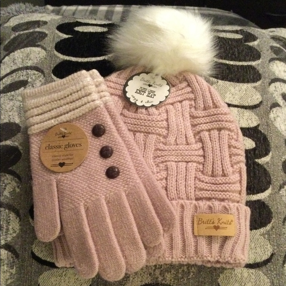 🔥🔥🤩🥰 Classic Britt’s Knit’s Beanie Hat and Gloves 🥰🤩🔥🔥